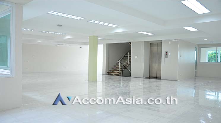 8  Office Space For Sale in Silom ,Bangkok BTS Sala Daeng AA13147